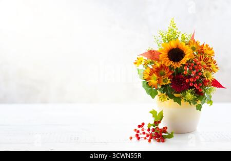 Arrangement floral d'automne lumineux avec tournesols Banque D'Images