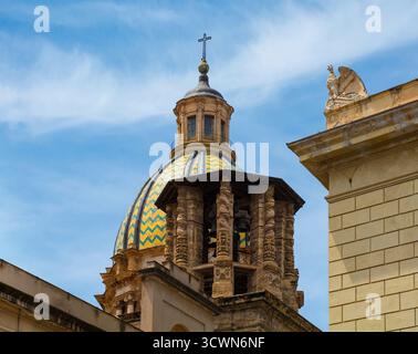 Dôme et clocher de l'église baroque San Giuseppe dei Padri Teatini du XVIIe siècle à Palerme, Sicile, Italie. Dôme avec carreaux de majolique jaune et bleu Banque D'Images
