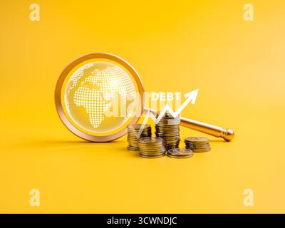 Graphique ascendant avec le mot DETTE sur des piles de pièces à côté d'une loupe se concentrant sur la carte du monde. Concept d'augmentation de la dette mondiale, crise financière, e Banque D'Images