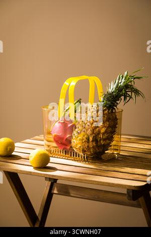 Fruits tropicaux encore de la vie sur la table en bois Banque D'Images