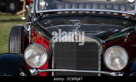Vue rapprochée d'une calandre Mercedes-Benz vintage et de phares chez MotoClassic Wroclaw à Zamek Topacz, Pologne, juillet 2025. Usage éditorial exclusif, à faire Banque D'Images