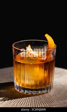 Gros plan de cocktail à l'ancienne avec fond noir. Banque D'Images