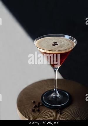 Cocktail espresso martini sur table avec fond noir et blanc. Banque D'Images