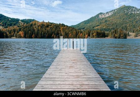 Jetée en bois sur le lac de montagne alpine en automne. Copiez l'espace pour votre propre texte et votre propre conception. Banque D'Images
