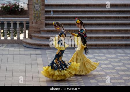 Sevilla, Espagne - 23 avril 23 : deux danseurs en robes traditionnelles jouant sur un sol carrelé Banque D'Images