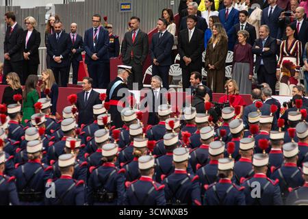Madrid, Espagne. 12 octobre 2025. À Madrid, en Espagne, le 12 octobre 2025, la famille royale d'Espagne préside le traditionnel défilé militaire organisé pour les célébrations de la Fête nationale, avec 3 847 membres des forces armées, de la Garde civile et de la police nationale. Le premier ministre espagnol Pedro Sanchez et la ministre de la Défense Margarita Robles assistent également à la cérémonie. (Photo de Francesco Militello Mirto/NurPhoto) crédit : NurPhoto SRL/Alamy Live News Banque D'Images