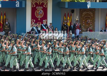 Madrid, Espagne. 12 octobre 2025. À Madrid, en Espagne, le 12 octobre 2025, la famille royale d'Espagne préside le traditionnel défilé militaire organisé pour les célébrations de la Fête nationale, avec 3 847 membres des forces armées, de la Garde civile et de la police nationale. Le premier ministre espagnol Pedro Sanchez et la ministre de la Défense Margarita Robles assistent également à la cérémonie. (Photo de Francesco Militello Mirto/NurPhoto) crédit : NurPhoto SRL/Alamy Live News Banque D'Images