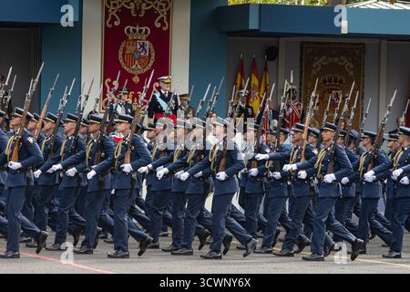 Madrid, Espagne. 12 octobre 2025. À Madrid, en Espagne, le 12 octobre 2025, la famille royale d'Espagne préside le traditionnel défilé militaire organisé pour les célébrations de la Fête nationale, avec 3 847 membres des forces armées, de la Garde civile et de la police nationale. Le premier ministre espagnol Pedro Sanchez et la ministre de la Défense Margarita Robles assistent également à la cérémonie. (Photo de Francesco Militello Mirto/NurPhoto) crédit : NurPhoto SRL/Alamy Live News Banque D'Images