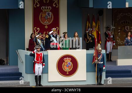 Madrid, Espagne. 12 octobre 2025. À Madrid, en Espagne, le 12 octobre 2025, la famille royale d'Espagne préside le traditionnel défilé militaire organisé pour les célébrations de la Fête nationale, avec 3 847 membres des forces armées, de la Garde civile et de la police nationale. Le premier ministre espagnol Pedro Sanchez et la ministre de la Défense Margarita Robles assistent également à la cérémonie. (Photo de Francesco Militello Mirto/NurPhoto) crédit : NurPhoto SRL/Alamy Live News Banque D'Images