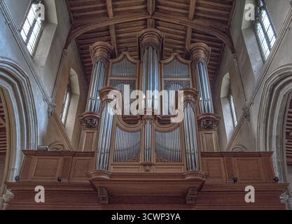 Orgue à tuyaux à l'intérieur d'une église historique avec architecture en bois et fenêtres cintrées, Angleterre, Royaume-Uni. Banque D'Images