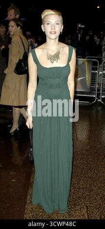 Scarlett Johansson à la première de Girl With a Pearl Earring à l'Odeon West End. Londres, 30/10/03 Banque D'Images