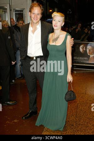 Scarlett Johansson à la première de Girl With a Pearl Earring à l'Odeon West End. Londres, 30/10/03 Banque D'Images