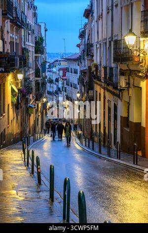 En regardant la calle de Buenavista qui mène dans le quartier populaire et multiculturel de Lavapies, dans le centre d'Embajadores, centre de Madrid, S Banque D'Images