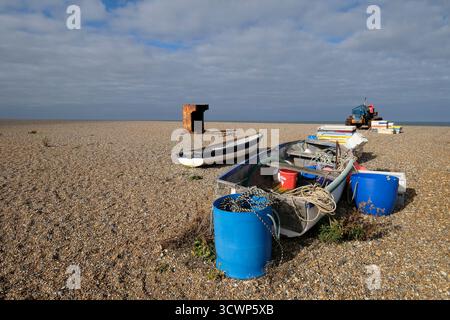 bateaux de pêche sur la plage de galets de cley-next-the-sea, nord de norfolk, angleterre Banque D'Images