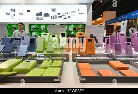 Hong Kong, Chine. 13 octobre 2025. L'exposant expose la banque de puissance à Hong Kong Electronics Fair le 13 octobre 2025 à Hong Kong. (Crédit image : © Kobe Li/Nexpher images via ZUMA Press Wire) USAGE ÉDITORIAL SEULEMENT ! Non destiné à UN USAGE commercial ! Banque D'Images