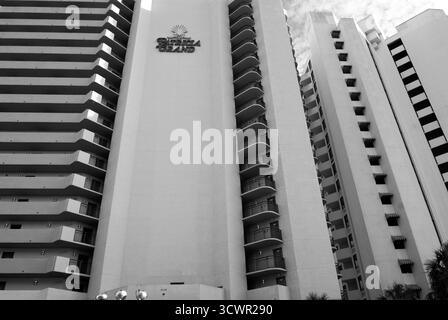 Vue extérieure en noir et blanc de l'hôtel Patricia Grand à Myrtle Beach, Caroline du Sud, États-Unis. Banque D'Images