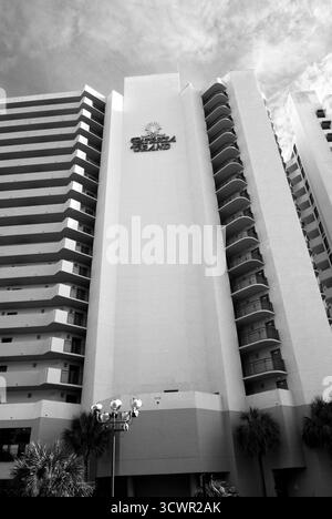 Vue extérieure en noir et blanc de l'hôtel Patricia Grand à Myrtle Beach, Caroline du Sud, États-Unis. Banque D'Images