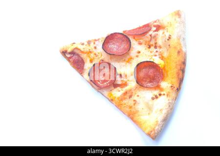 morceau de cuisson maison peperoni pizza garniture tranche salami sur fond blanc Banque D'Images