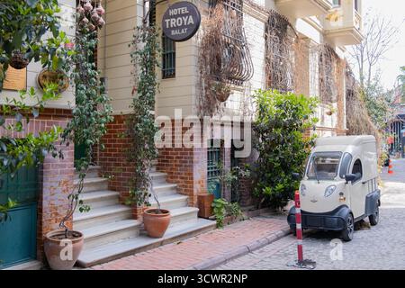 Istanbul, Turquie - 10 mars 2023 : Boutique et hôtel à l'architecture traditionnelle avec porte en bois coloré dans le quartier historique de Balat à Istanbul. Avant Banque D'Images