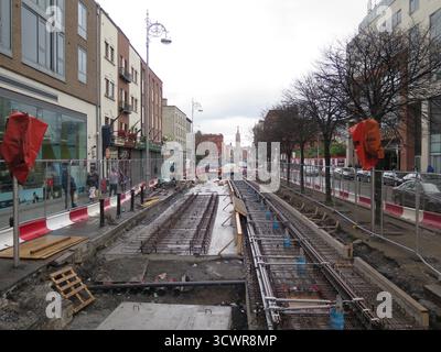 Dublin, Irlande - 15 avril 2016 - travaux de construction de la ligne de tramway Luas Cross City sur Parnell Street dans la ville de Dublin représentant des vues de rue et la vie dans la capitale irlandaise Banque D'Images