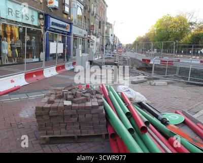 Dublin, Irlande - 27 avril 2016 - Un grand tas de briques rouges empilées enlevé du trottoir de Grafton Street pendant les travaux de construction de Luas Cross City dans la ville de Dublin Banque D'Images