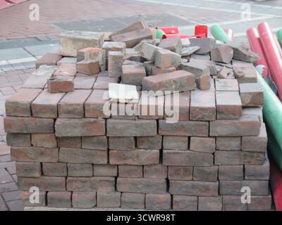 Dublin, Irlande - 27 avril 2016 - Un grand tas de briques rouges empilées enlevé du trottoir de Grafton Street pendant les travaux de construction de Luas Cross City dans la ville de Dublin Banque D'Images