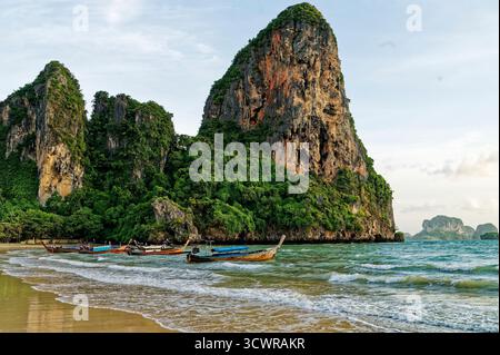Bateaux à longue queue à Railay Beach, Thaïlande Banque D'Images