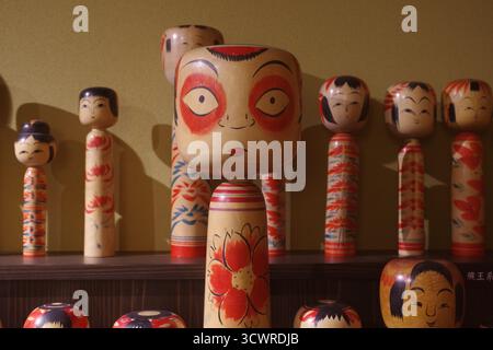 Poupées kokeshi japonaises exposées Banque D'Images