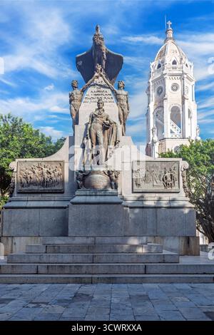 Panama City, Panama - 21 janvier 2025 : Monument à Simon Bolivar et le clocher de l'église Iglesia San Francisco dans la vieille ville, Casco Viejo, Banque D'Images
