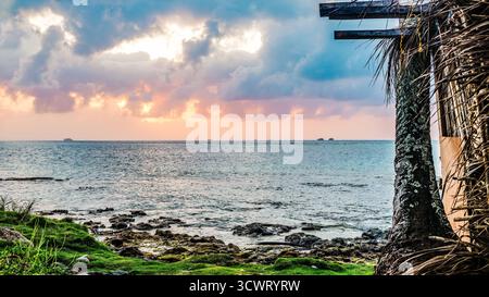 Coucher de soleil sur l'île de San Blas dans la mer tropicale des Caraïbes, une destination de voyage emblématique en Amérique centrale Banque D'Images