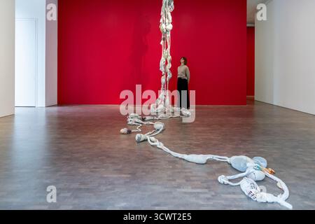Londres, Royaume-Uni. 13 octobre 2025. « Tereza », 2021/2025, en avant-première de Sonia Gomes : é preciso não ter medo de criar, une exposition d’œuvres de Sonia Gomes, l’une des plus grandes artistes contemporaines du Brésil. L'exposition se déroule du 14 octobre au 15 novembre à la Pace Gallery, Hanover Square. Credit : Stephen Chung / Alamy Live News Banque D'Images