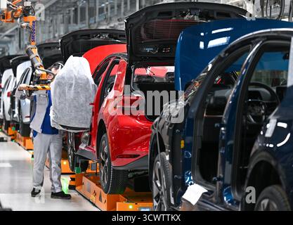 Zwickau, Allemagne. 13 octobre 2025. Un ID.3 circule sur une chaîne de montage de l'usine Volkswagen de Zwickau. Le ministre fédéral de l'environnement et le ministre-président de Saxe ont rendu visite au constructeur automobile dans la matinée. La semaine dernière, les chaînes de montage des usines VW de Zwickau et de Dresde en Saxe se sont arrêtées. La raison en est la faible demande de voitures électriques de Volkswagen. La production a repris au début de cette semaine. Crédit : Hendrik Schmidt/dpa/Alamy Live News Banque D'Images
