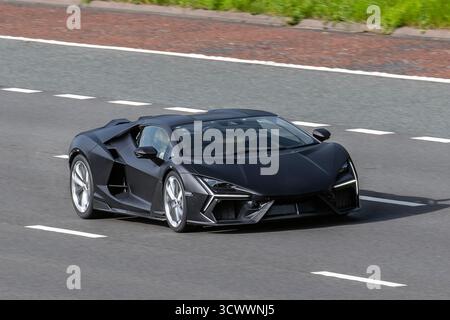 Lamborghini Revuelto, voiture de sport hybride rechargeable (PHEV) avec un moteur V-12 de 6,5 litres monté au milieu. Rouler à grande vitesse sur l'autoroute M61, Banque D'Images
