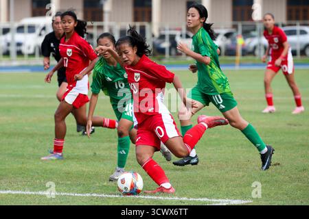 Yangon, Myanmar. 13 octobre 2025. Nafeeza Ayasha Nori (avant), de l'Indonésie, participe à la qualification de la Coupe d'Asie féminine U17 de l'AFC 2026 Chine 2026 entre Macao et l'Indonésie à Yangon, Myanmar, 13 octobre 2025. Crédit : Myo Kyaw Soe/Xinhua/Alamy Live News Banque D'Images