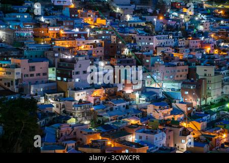 Maisons colorées de Gamcheon culture Village la nuit à Busan, Corée du Sud Banque D'Images