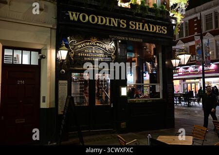 Londres, Royaume-Uni, 6 octobre 2025. Extérieur du pub anglais classique 'The Woodins Shades' sur Liverpool Street dans la ville de Londres. Banque D'Images