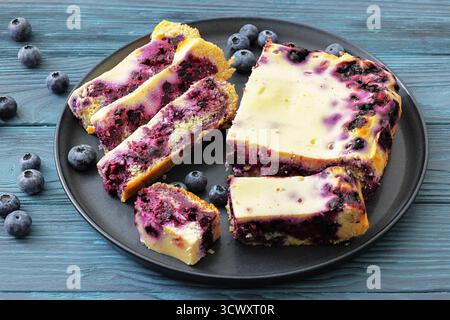 Mustikkapiirakka, tarte finlandaise aux myrtilles coupée en tranches sur une assiette sur une table en bois, vue horizontale d'en haut, gros plan, non généré par IA Banque D'Images