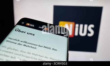 Stuttgart, Allemagne - 10-06-2025 : téléphone portable avec le site web de la société allemande Nius sur l'écran devant le logo. Banque D'Images