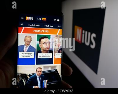 Stuttgart, Allemagne - 10-06-2025 : personne tenant un smartphone avec la page web de l'entreprise allemande Nius sur l'écran devant le logo. Banque D'Images