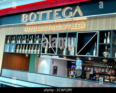 Aéroport international de Dubaï, bar Bottega prosecco et restaurant de bière dîner à l'intérieur du terminal 3, servant des repas et des boissons aux passagers, eau Banque D'Images