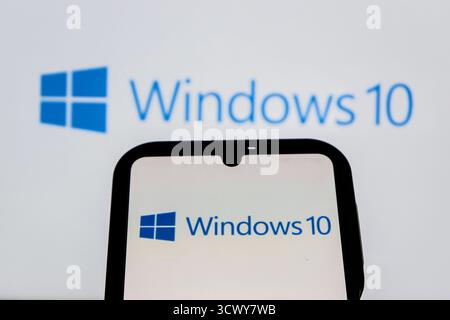 Indonésie. 13 octobre 2025. Dans cette illustration photo, un logo Microsoft Windows 10 est affiché sur un smartphone. Crédit : SOPA images Limited/Alamy Live News Banque D'Images