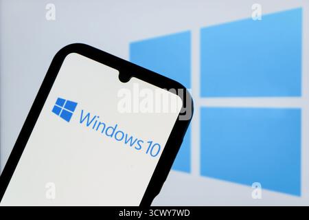 Indonésie. 13 octobre 2025. Dans cette illustration photo, un logo Microsoft Windows 10 est affiché sur un smartphone. Crédit : SOPA images Limited/Alamy Live News Banque D'Images
