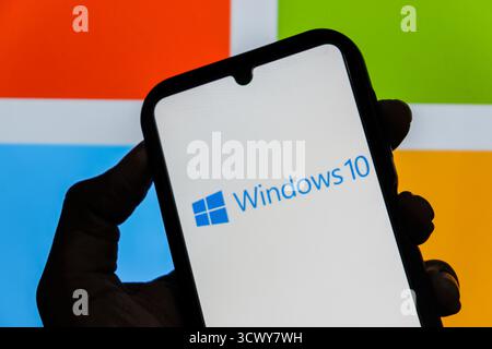 Indonésie. 13 octobre 2025. Dans cette illustration photo, un logo Microsoft Windows 10 est affiché sur un smartphone. Crédit : SOPA images Limited/Alamy Live News Banque D'Images