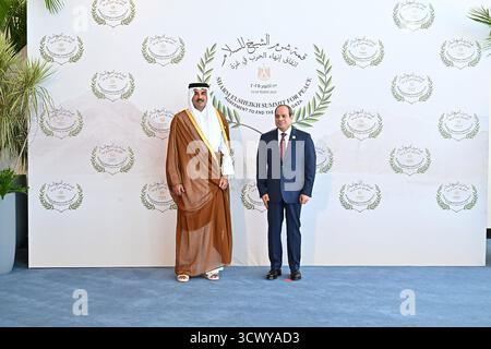 Sharm El Sheikh, Égypte. 13 octobre 2025. Le président égyptien Abdel Fattah el-Sissi a accueilli l'émir Cheikh Tamim du Qatar dans la station balnéaire de Charm el-Cheikh sur la mer Rouge, lundi 13 octobre 2025, à la veille du Sommet de paix de Charm el-Cheikh. Co-présidé par le président américain Donald Trump et le président el-Sissi, le sommet réunira plus de 20 dirigeants mondiaux pour commémorer le cessez-le-feu à Gaza et la libération des otages israéliens en échange de détenus palestiniens. Photo de la Présidence égyptienne/UPI crédit : UPI/Alamy Live News Banque D'Images