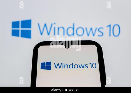 Indonésie. 13 octobre 2025. Dans cette illustration photo, un logo Microsoft Windows 10 est affiché sur un smartphone. (Photo par Algi Febri Sugita/SOPA images/SIPA USA) *** strictement à des fins éditoriales *** crédit : SIPA USA/Alamy Live News Banque D'Images