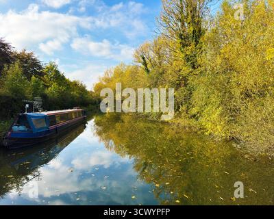 Automne le long du canal Kennet et Avon près de Hungerford dans le Berkshire. Banque D'Images