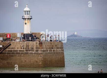 Vue du phare de St Ives sur la jetée de Smeaton avec le phare de Godrevy dans le backgroun à St Ives, Cornwall, Royaume-Uni le 1er août 2021 Banque D'Images