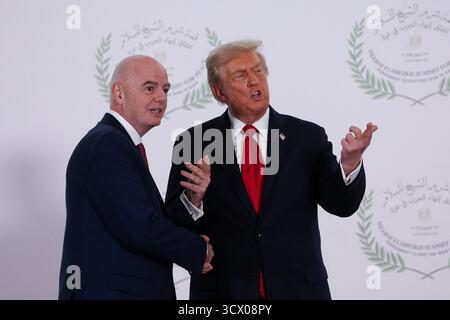 Le président AMÉRICAIN Donald Trump et le président de la FIFA Gianni Infantino posent pour une photo au Sommet de la paix de Charm el-Cheikh en Égypte. Date de la photo : lundi 13 octobre 2025. Banque D'Images