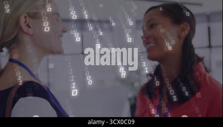 Bavarder deux collègues portant des chemisiers et des badges d'identité dans un bureau moderne, avec superposition binaire Banque D'Images