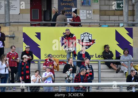 Lewes, Angleterre. 12 octobre 2025. Les fans de Lewes soutiennent leur équipe lors du match de la FA Women's National League Southern premier Division entre Lewes et Gwalia United au Dripping Pan à Lewes, Angleterre, Royaume-Uni, le 12 octobre 2025. Crédit : Duncan Thomas/Majestic Media. Banque D'Images